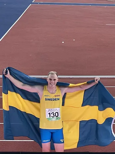 Fredrick 2:a i Finnkampen. Lag-/klubbkompisen Simon grattar och laddar för morgondagens hinderlopp. (Bilder: Ivan Sundström)