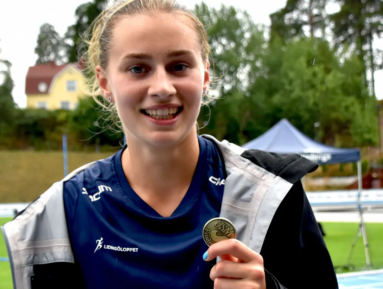 Alice tog sin andra och tredje medalj under den avslutande JSM/USM17-dagen. Foto: Janne Åkerblom