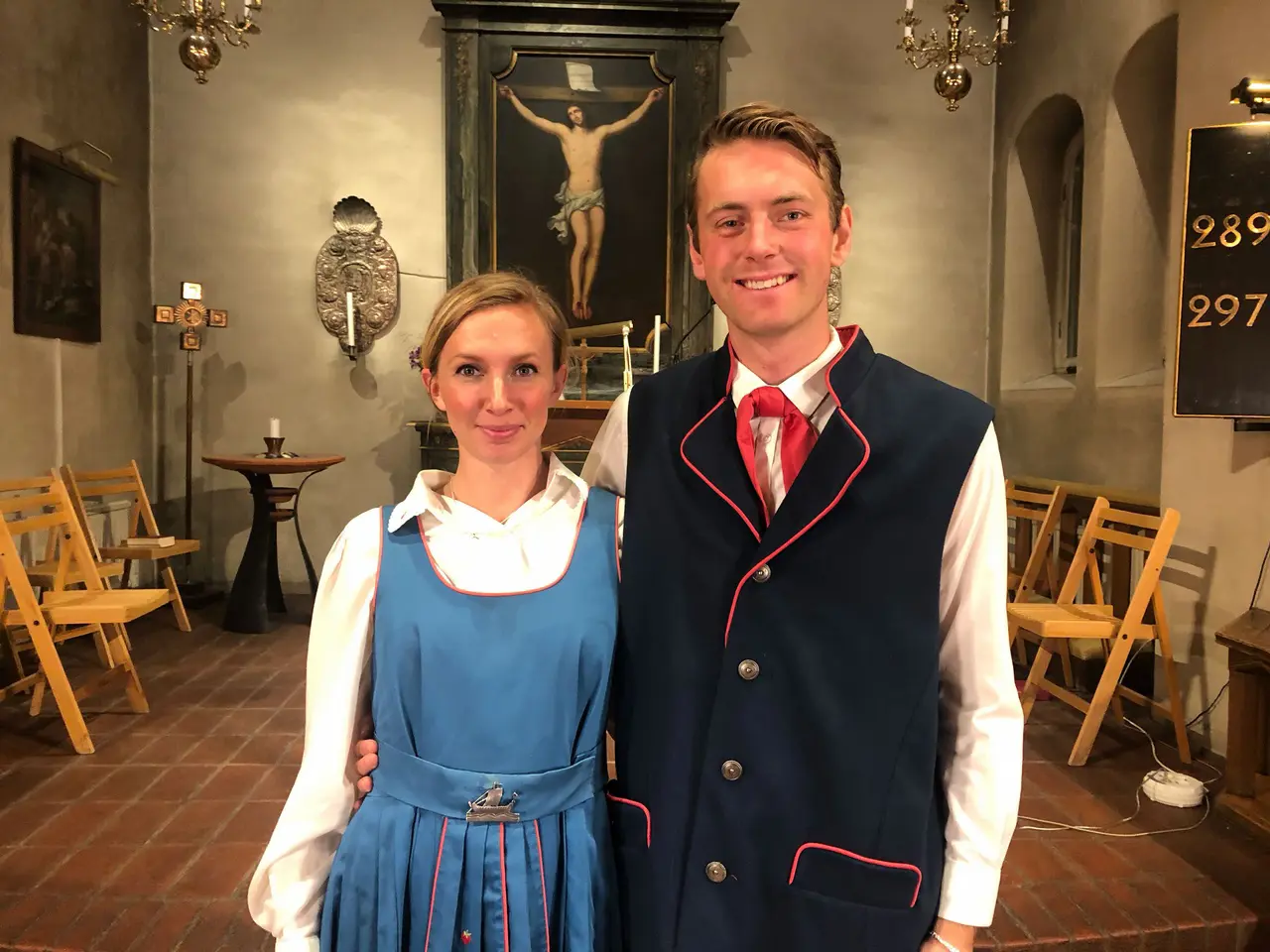 Rebecka Öberg och Rasmus Palmqvist Aslaksen är årets kranskulla respektive kransmas. Foto: Janne Åkerblom