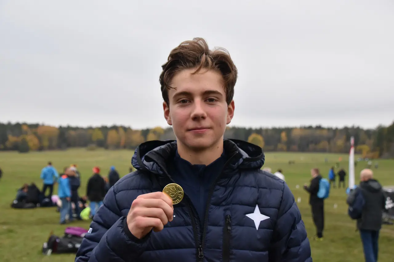 En av alla medaljer. Den här från 2022 års sista mästerskap – terräng-SM – där Kalle sin vana trogen var överlägsen. Foto: Janne Åkerblom