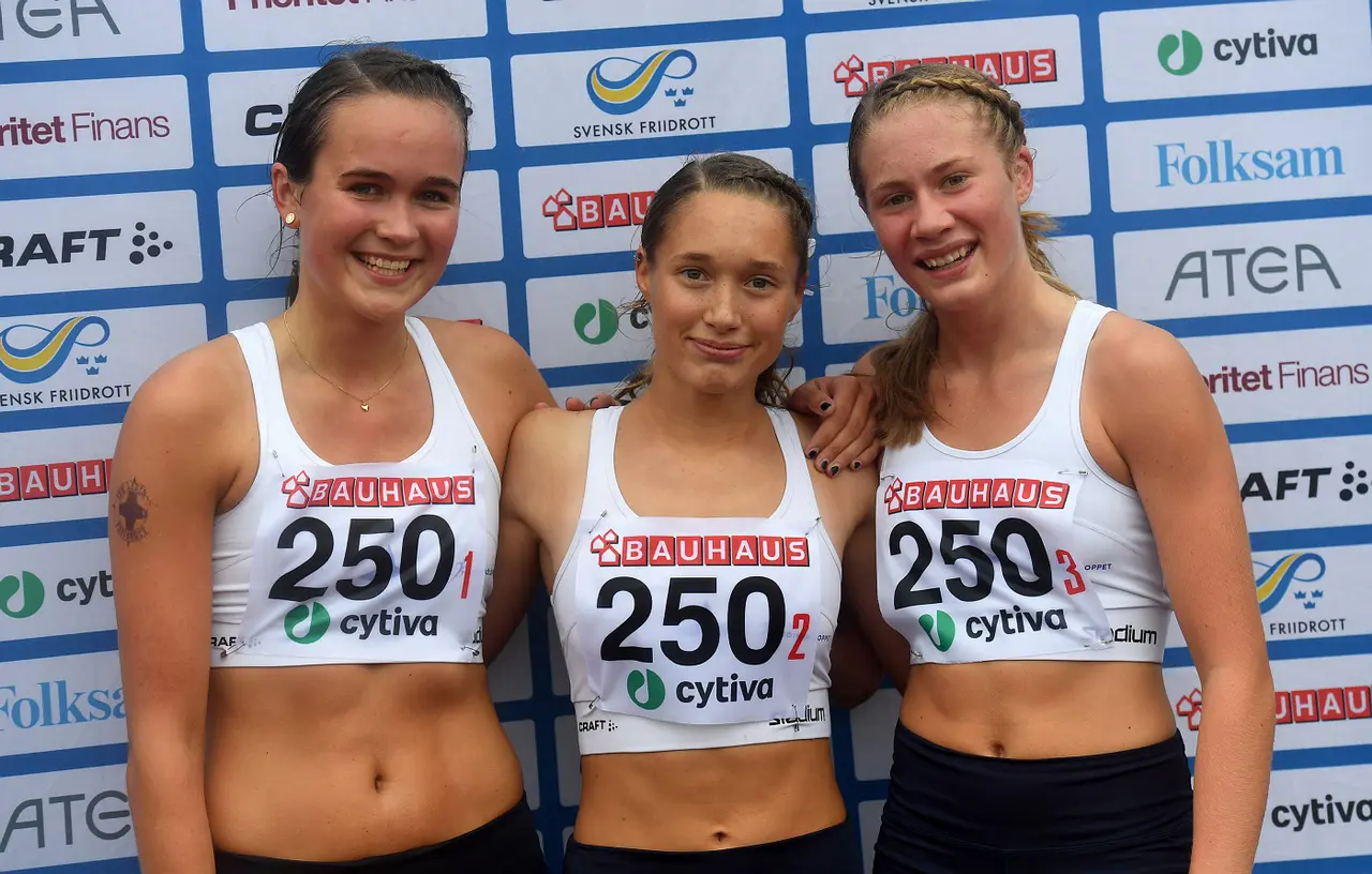 Det blev ett enda USM- eller JSM-guld under 2020. Trion Victoria Psilander, Estelle Strand och Nike Isaksson vann F17 3x800m i ett regnigt stafett-SM i Göteborg. Foto DECA Text & Bild