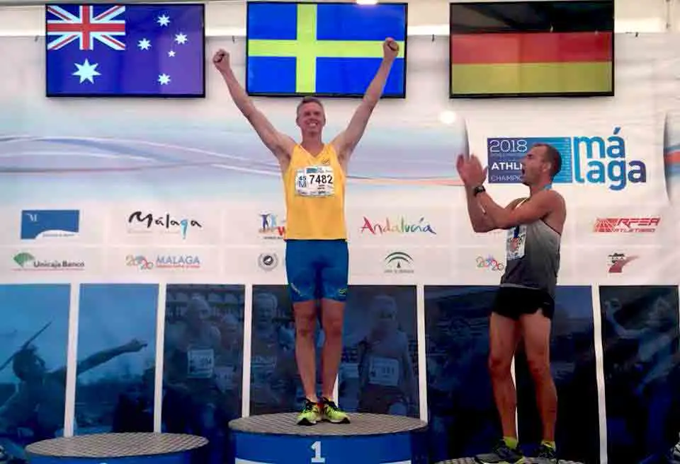 Så hyllas en världsmästare! Miche Hoffer överst på prispallen i veteran-VM i Malaga.