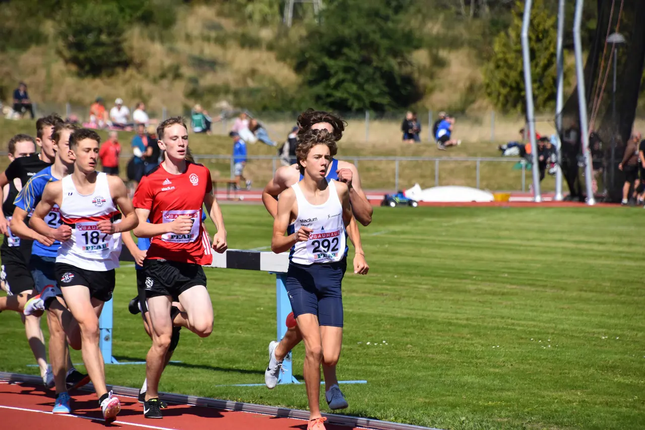 På väg mot sitt livs första USM-guld. Kalle Ottfalk tog tidigt kommandot i P15-finalen på 800m . Foto: Jacob Klinth