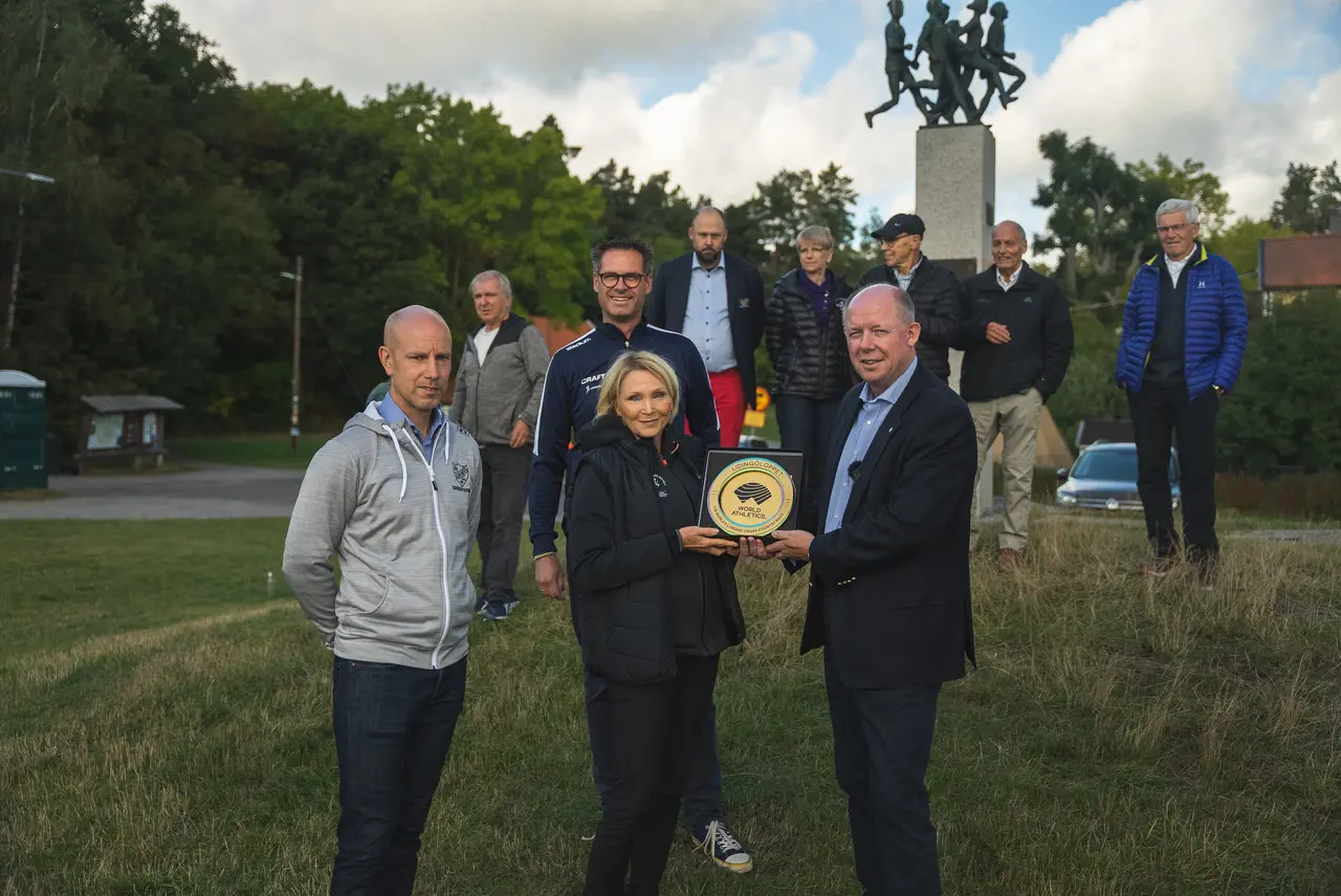 En betydelsefull symbol vid en betydelsefull symbol. Nu får Lidingöloppet världens 79:e World Athletics Heritage Plaque. Chris Turner från World Athletics lämnar över den. Foto: Marcus Wicander