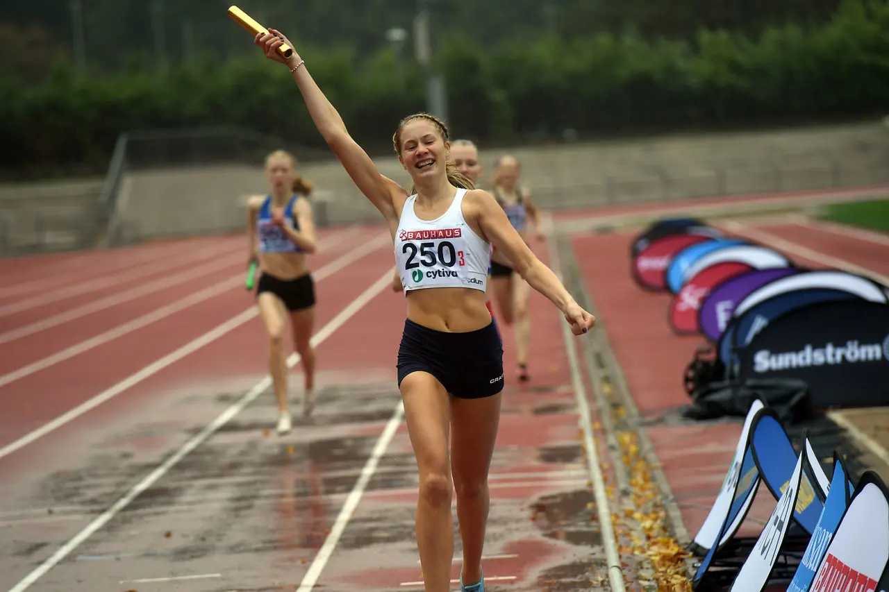 Brita Fabricius hederspris går till Nike Isaksson som bland annat fick äran att föra pinnen i mål som segrare på F17 3x800m i stafett-SM i ett regnigt Göteborg. Foto: DECA Text & Bild