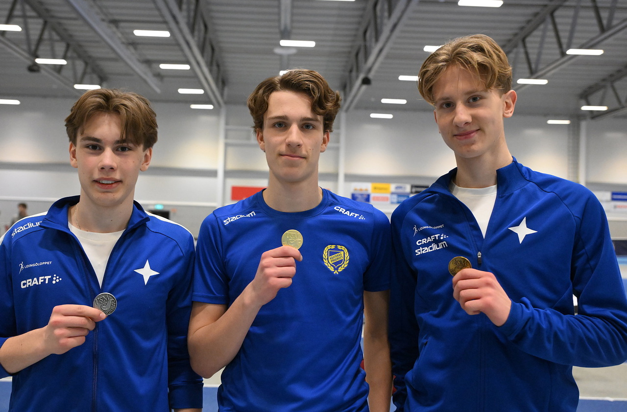 Två IFKare på pallen i P16-1500m-pallen. Silver Oskar och brons-Love till höger. Foto: DECA