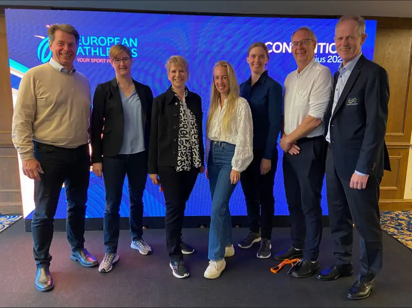 Tre av sju svenskar i Vilnius var från Lidingö. Staffan längst till vänster, Karin som nummer 3 och Toralf Nilsson längst till höger.