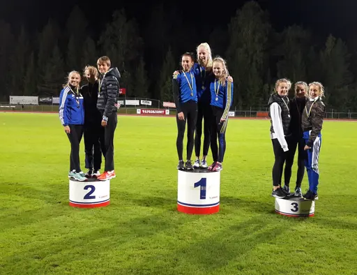 Överst: alla 05- och 06-tjejer samt de tre distriktsmästarlagen. Nederst: 03-/04-lagen samt ett gäng 05/06-killar