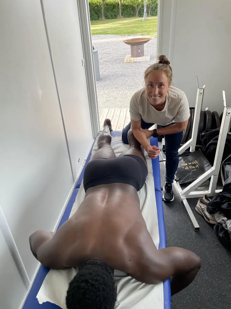 Evelina tar i ordentligt när hon hjälper Desmond med hans sprintmuskler
