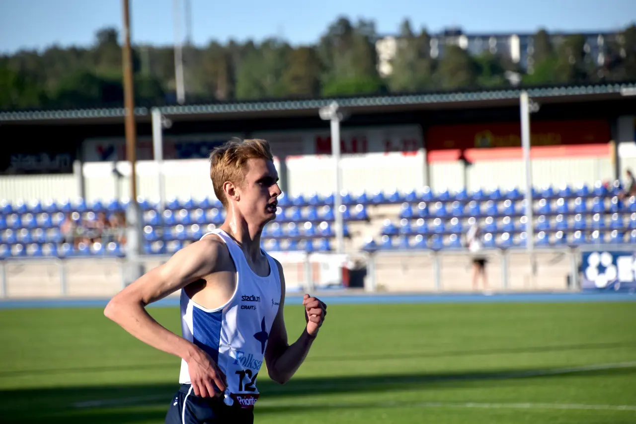 Ludvig Johansson, här på Sollentunavallen när han sprang 5000m bana 14 juni. Foto Janne Åkerblom