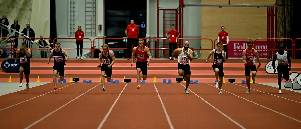 Både Desmond Rogo (längs till höger) och Jean-Christian Zirignon (fyra från höger) var i männens 60m-final. Foto: DECA Text & Bild