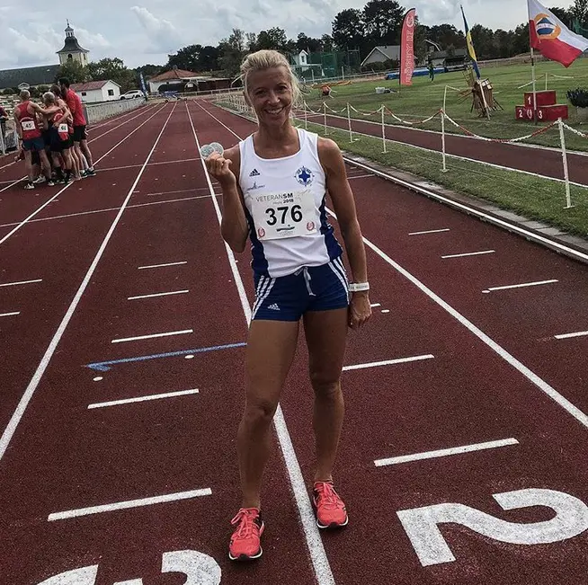 Mia Arnhult med sina dubbla silver från veteran-SM på Öland.