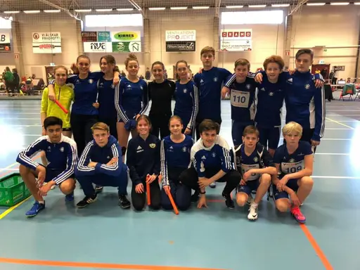 Tove och Tilda var nöjda över sina kast och lopp; fyra IFK-stafettlag kom till start på 4 x 200 m mixed PF15; här är Bodaborggänget - något matta efter avslutad kamp