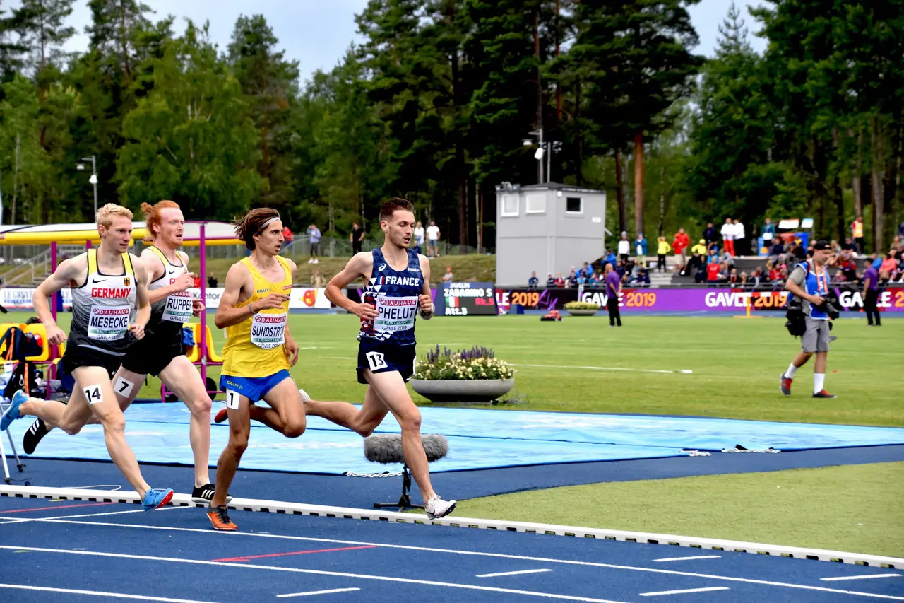 Simon Sundström är den (tillsammans med Andreas Otterling) som är högst placerad i seniorstatistiken just nu. På 3000m hinder är han (liksom Anderas i längd) trea. Foto: Janne Åkerblom