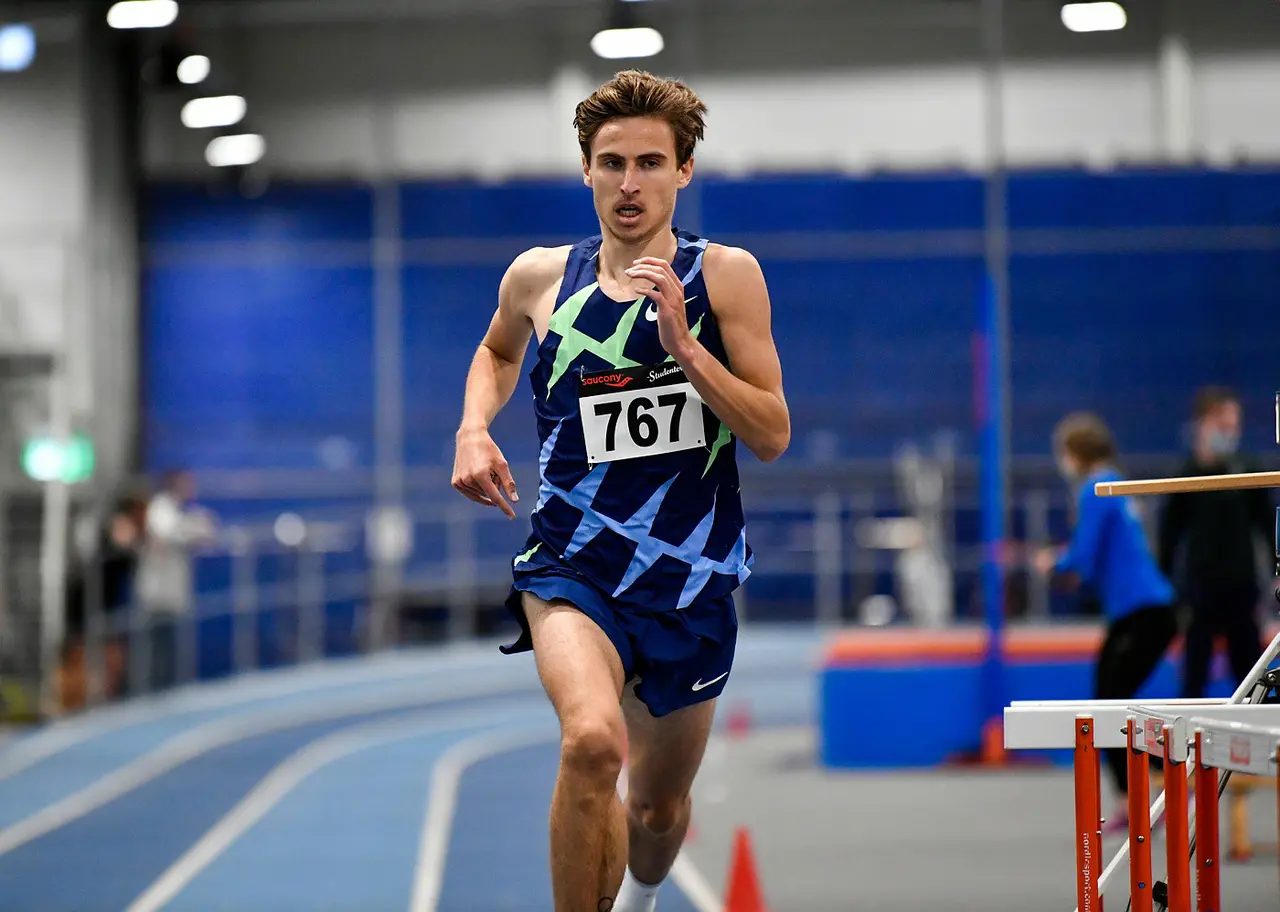 Simons tredje raka sub-8-lopp på 3000m i Vinthundsvintern. Foto DECA Text & Bild