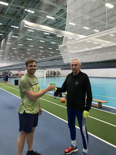Kim Amb skänker en spjutboll till Ingvar Lindqvist