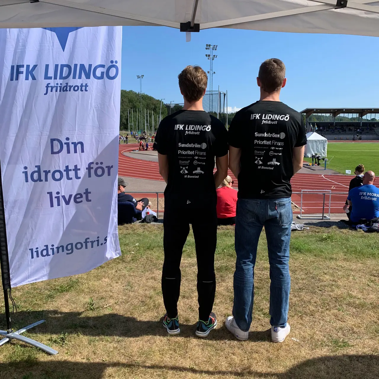 Delar av hejarklacken har intagit sin position under JSM i Linköping. Foto Ingela Ottfalk