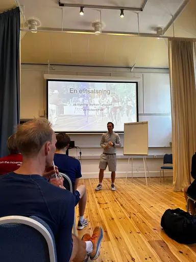Bra uppslutning i samband med Haga Parkrun där Rickard Pell både sprang och höll föredrag. Foto: Haga Parkruns Instakonto resp Patrik Engström från föreläsningen