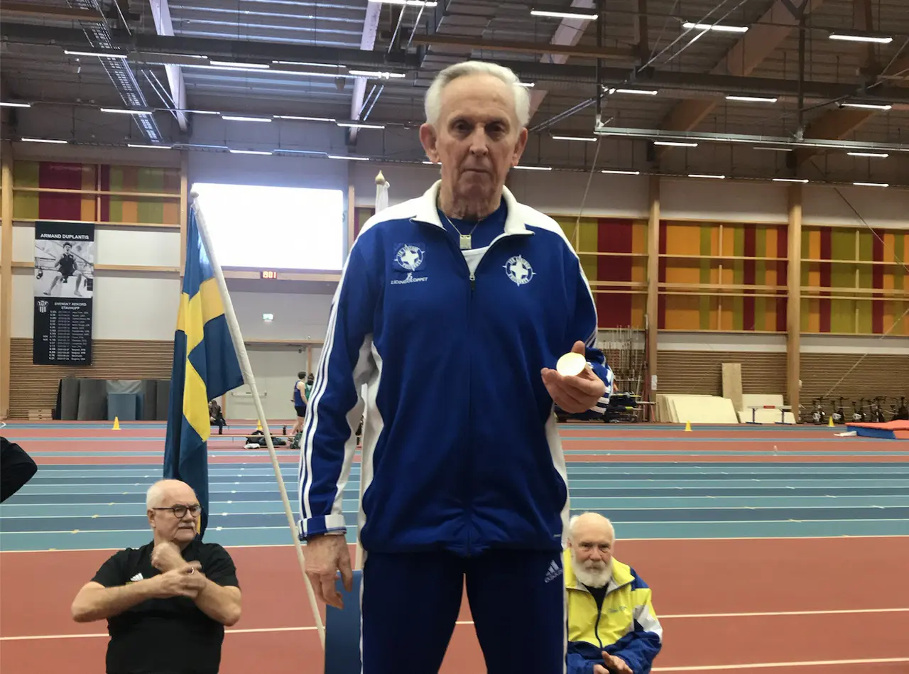IFK Lidingös första guld i veteran-SM inomhus är redan bärgat. Ingvar Lindqvist fick gå högst upp på pallen redan på fredagskvällen.