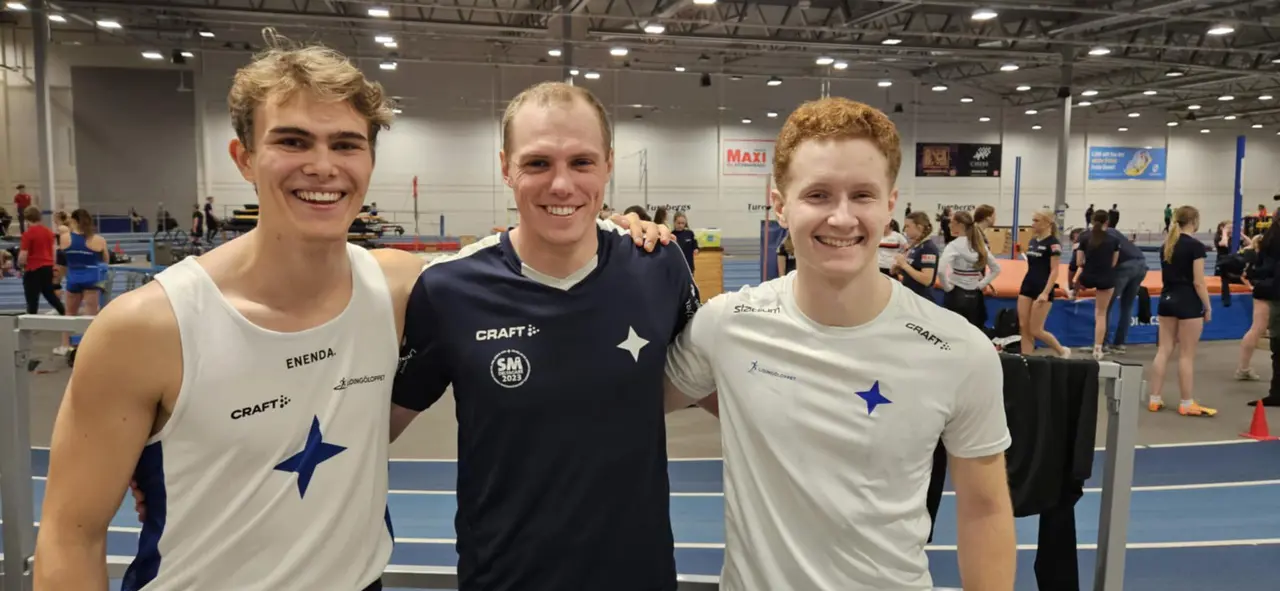 Malte, Fredrick och Anton plockade fram de stora leendena efter 60m-häckloppet. Foto: Lotta Hellstrand