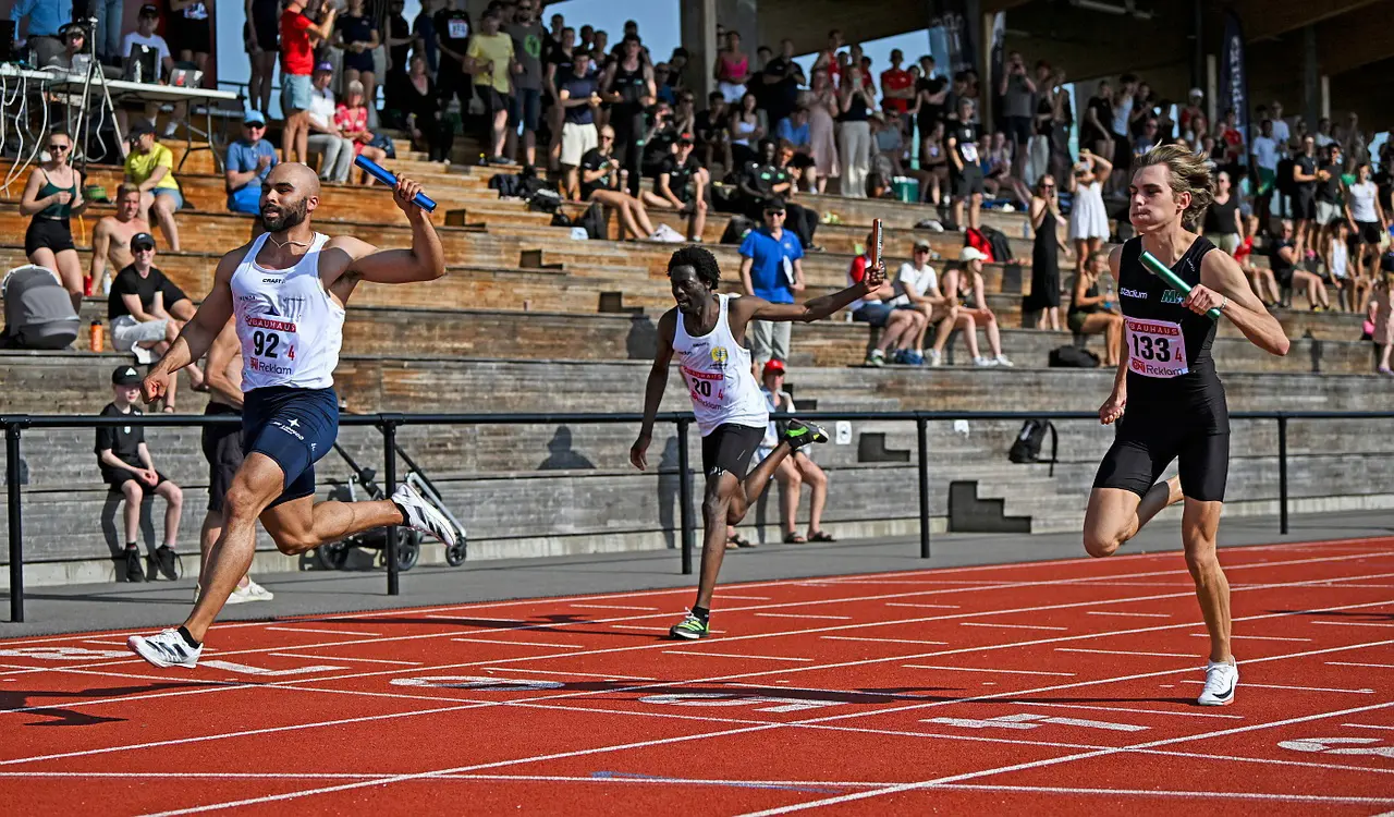Ett av årets stora IFK-ögonblick. JC Zirignon för IFKs stafettpinne över mållinjen på Stafett-SM i Uppsala och säkrar klubbens första guld på M 4x100m. Dessutom på nytt distriktsrekord. Foto: DECA