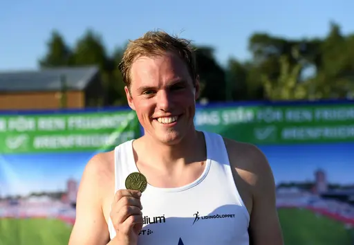 Dagens två medaljörer – Guld–Simon Sundström och Brons-Fredrick Ekholm. Foto DECA Text & Bild