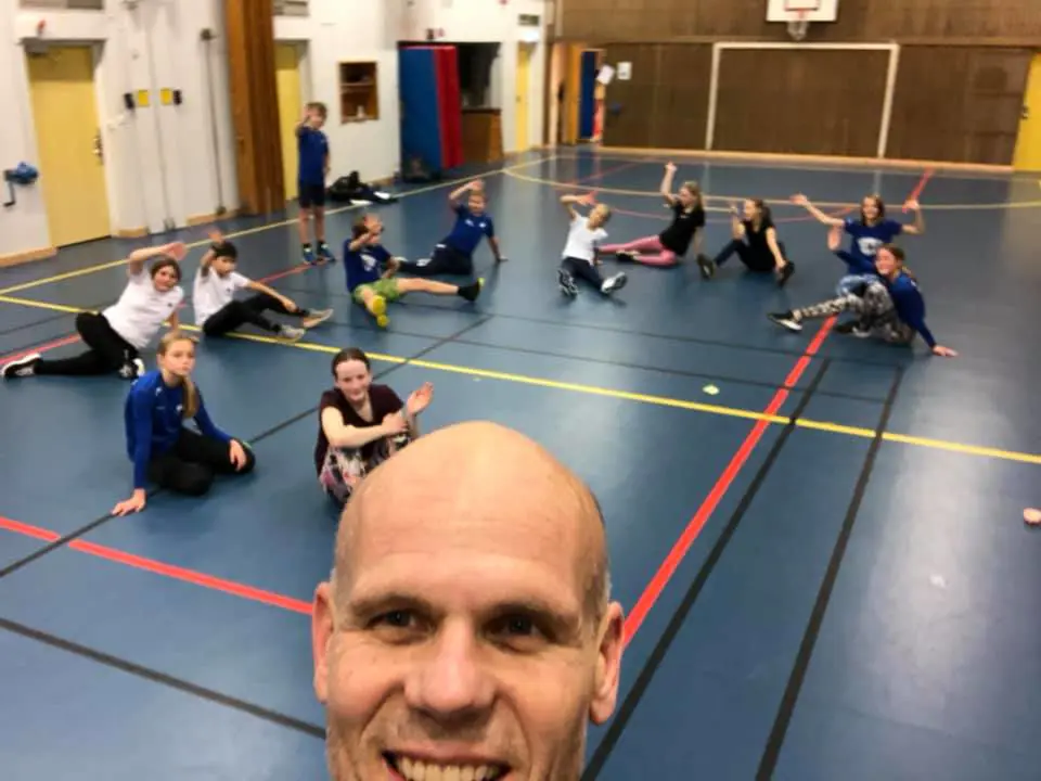 Anders Ejendal – 2019 års ledare i IFK Lidingö friidrott – med ett par av sina aktiva.