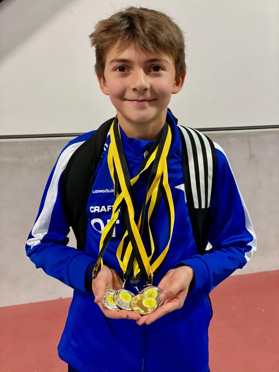 Oliver och medaljerna. Eller om det är medaljerna och Oliver. Foto: Samir Taha