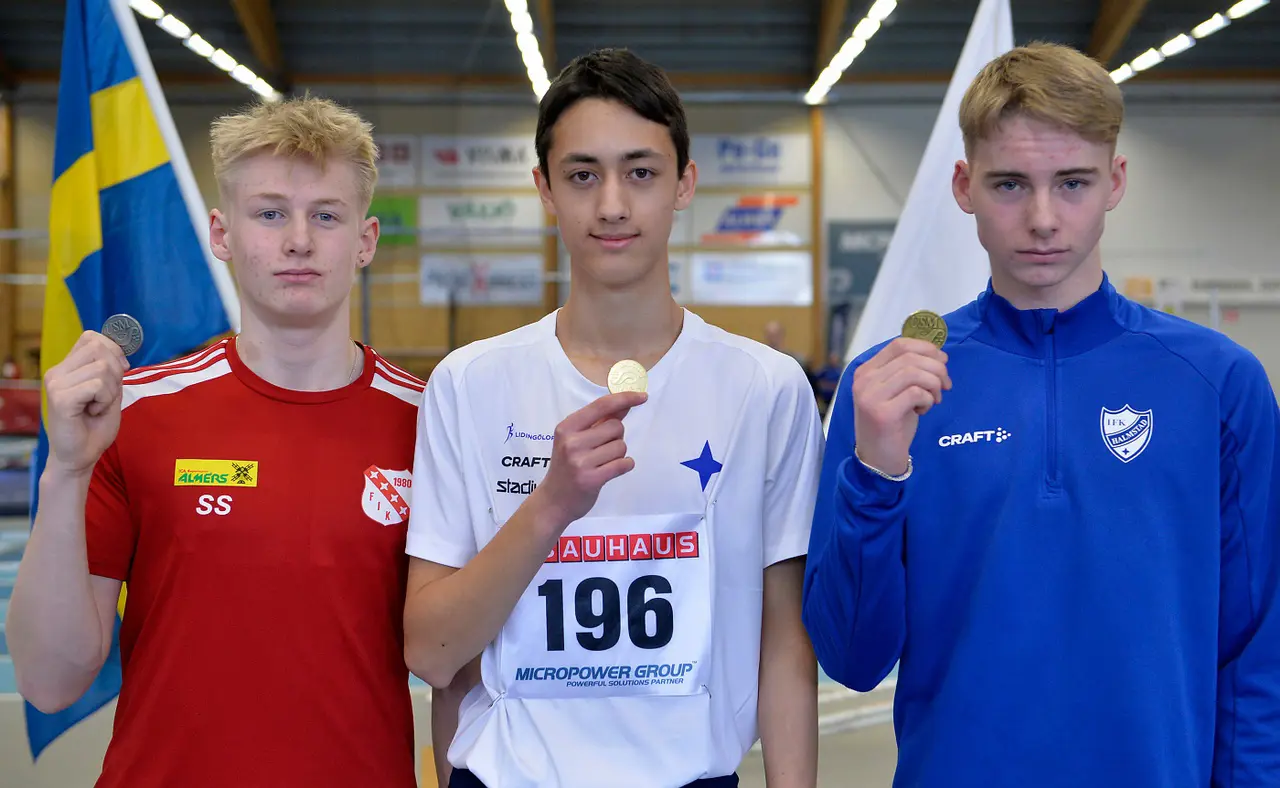 I vintras på IUSM tog Alex Lundgren (mitten) guld i P15 höjd. Inför USM ute är han statistiktrea i höjd och -tvåa i längd. Foto: DECA