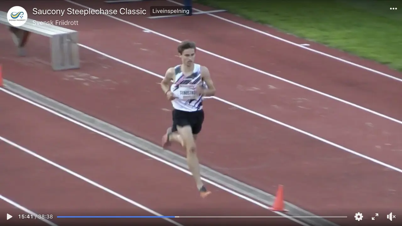 Simon Sundström vann Saucony Steeplechase Classic på Slottskogsvallen i Göteborg. Bild från livesändningen på BannisterTV.