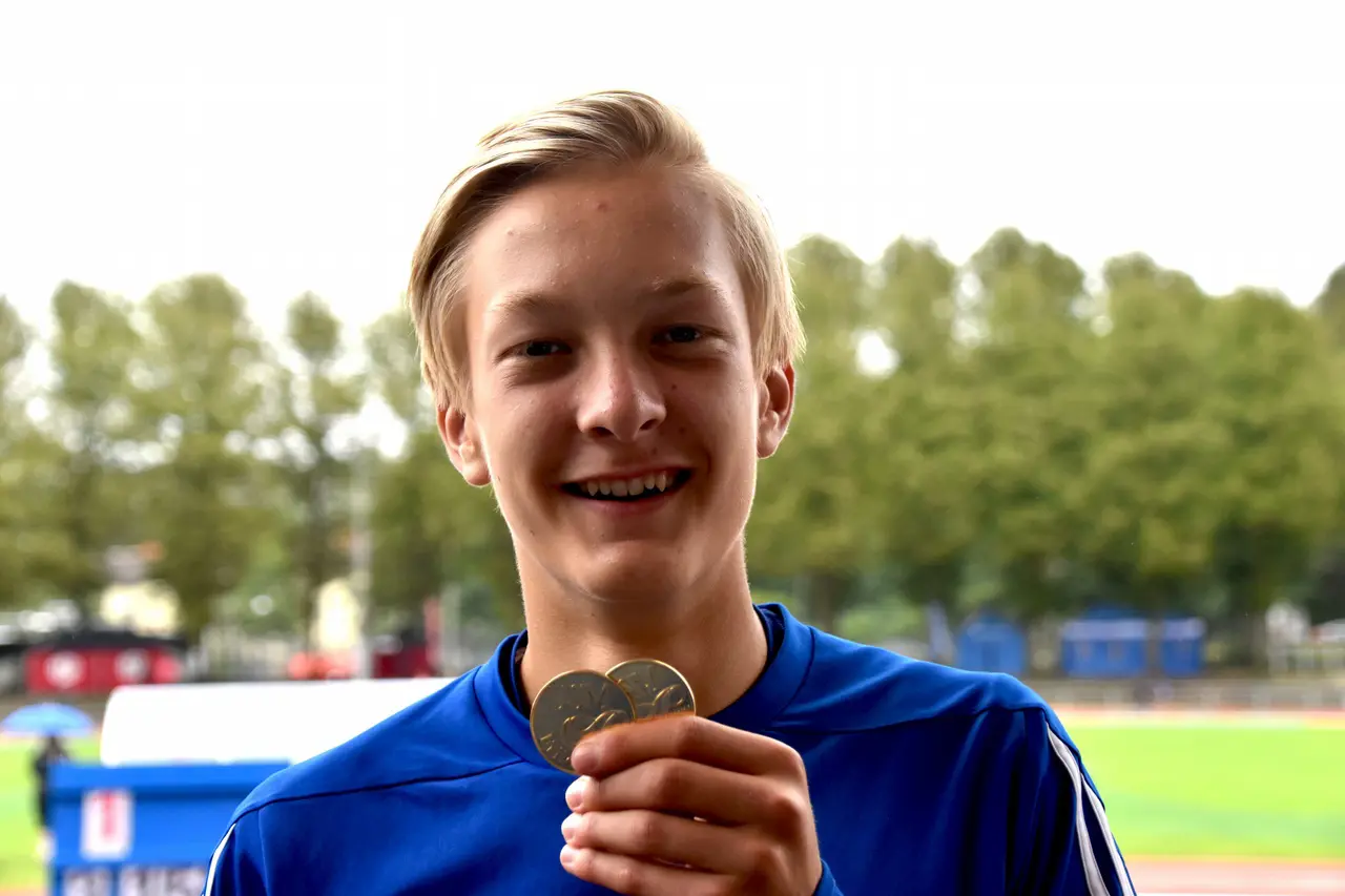 En dubbelsegrare vid namn David. Till fredagens guld i tresteg kunde David lägga ytterligare en medalj av ädlaste valör när han tog guld även i längd. Foto: Robin Isaksson