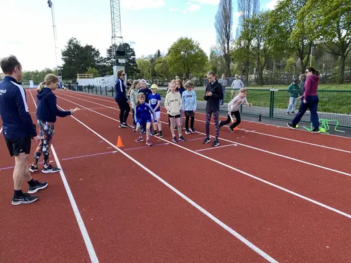 70 barn kom och tävlade i lag i Kids Athletics, samt ett kämpigt 1200m terränglopp