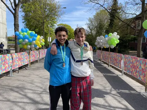 Sebastian på podiet och med kompisen Jonas
