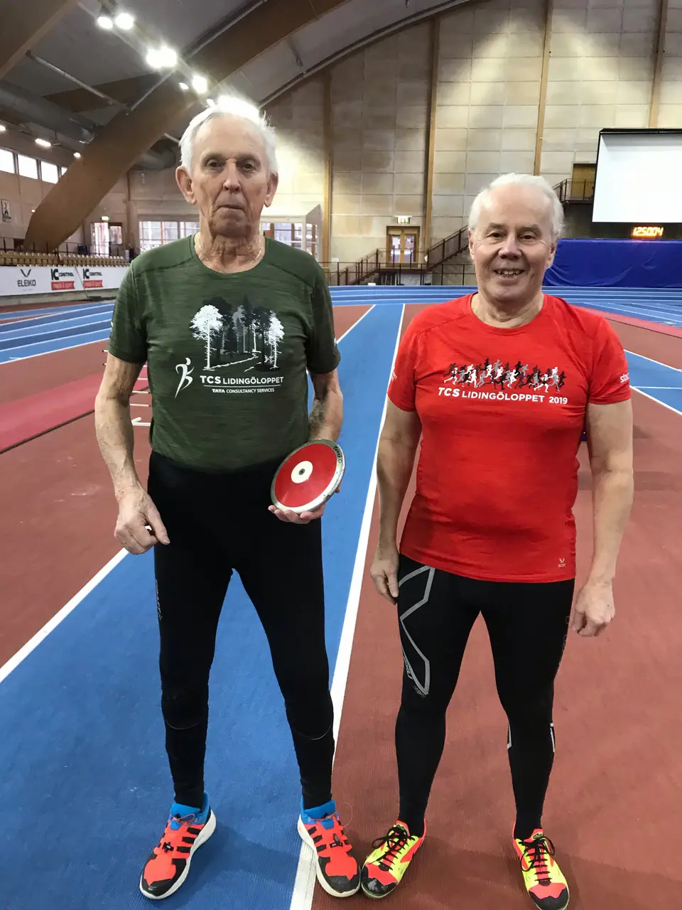 Ingvar Lindqvist och Bengt O. Hallberg tränade i TCS Lidingöloppets snygga funktionärströjor.