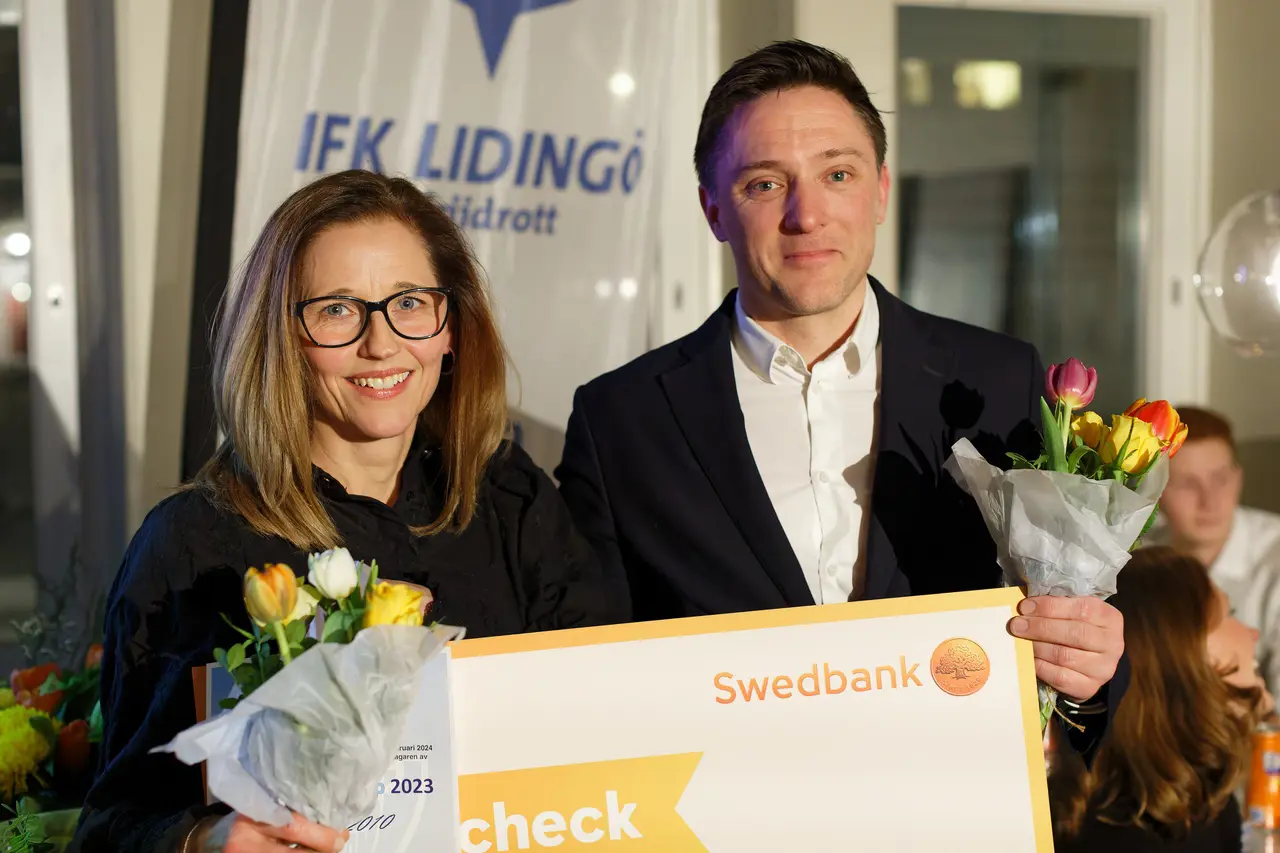 Coacherna Martina Gidlöf och Erik Haglöf tog emot Coremstipendiet för Team 2010s räkning. IFK-galan-foto: Christer Klinth