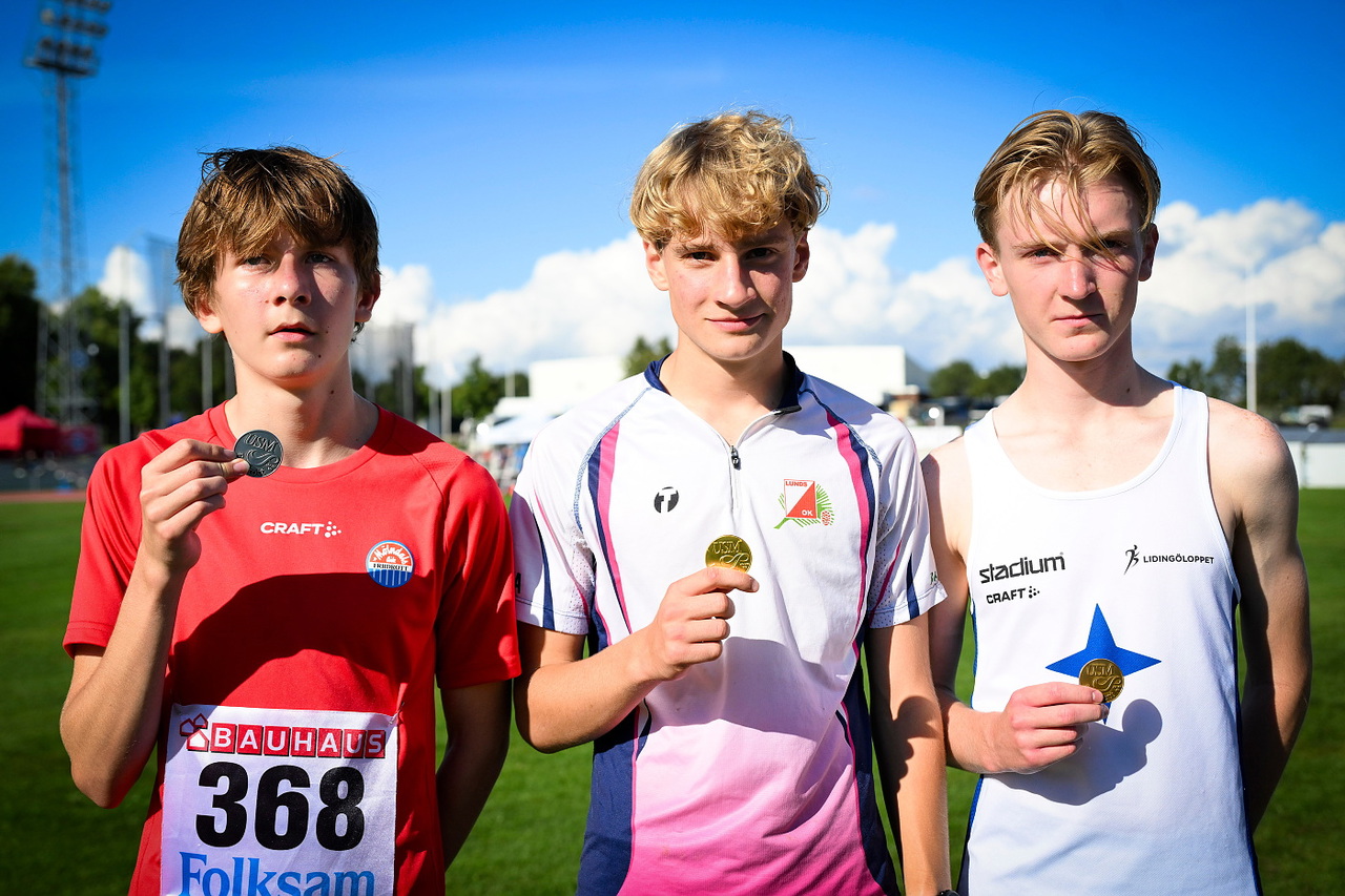 Medaljtrion i P15 2000m där silvret gick till Mölndals Frank Pettersson, guldet till Björntorps Oliver Ehrenborg och bronset till Lidingös Samuel Nordblom. Foto: DECA