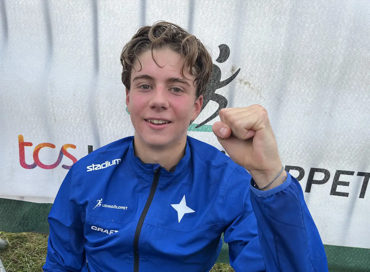 Kalle Ottfalk var rejält trött efter att ha tagit ut sig totalt i P17-klassen. Segermarginalen blev nästan två minuter! Foto: Janne Åkerblom