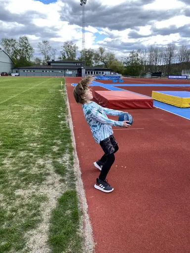 70 barn kom och tävlade i lag i Kids Athletics, samt ett kämpigt 1200m terränglopp