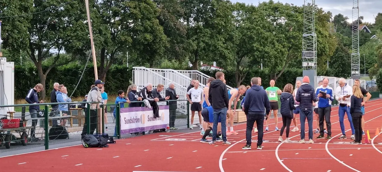 Inför starten av A-heatet på Öppna KM 5000m var det upprop vid målet innan löparna för egen maskin förflyttade sig till startlinjen. Foto: Lotta Hellstrand