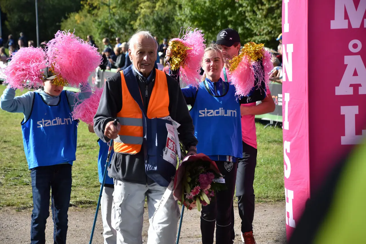 Lasse Dahlstedt passerar mållinjen i rollen som efterlöpare för sista gången. Foto: Janne Åkerblom