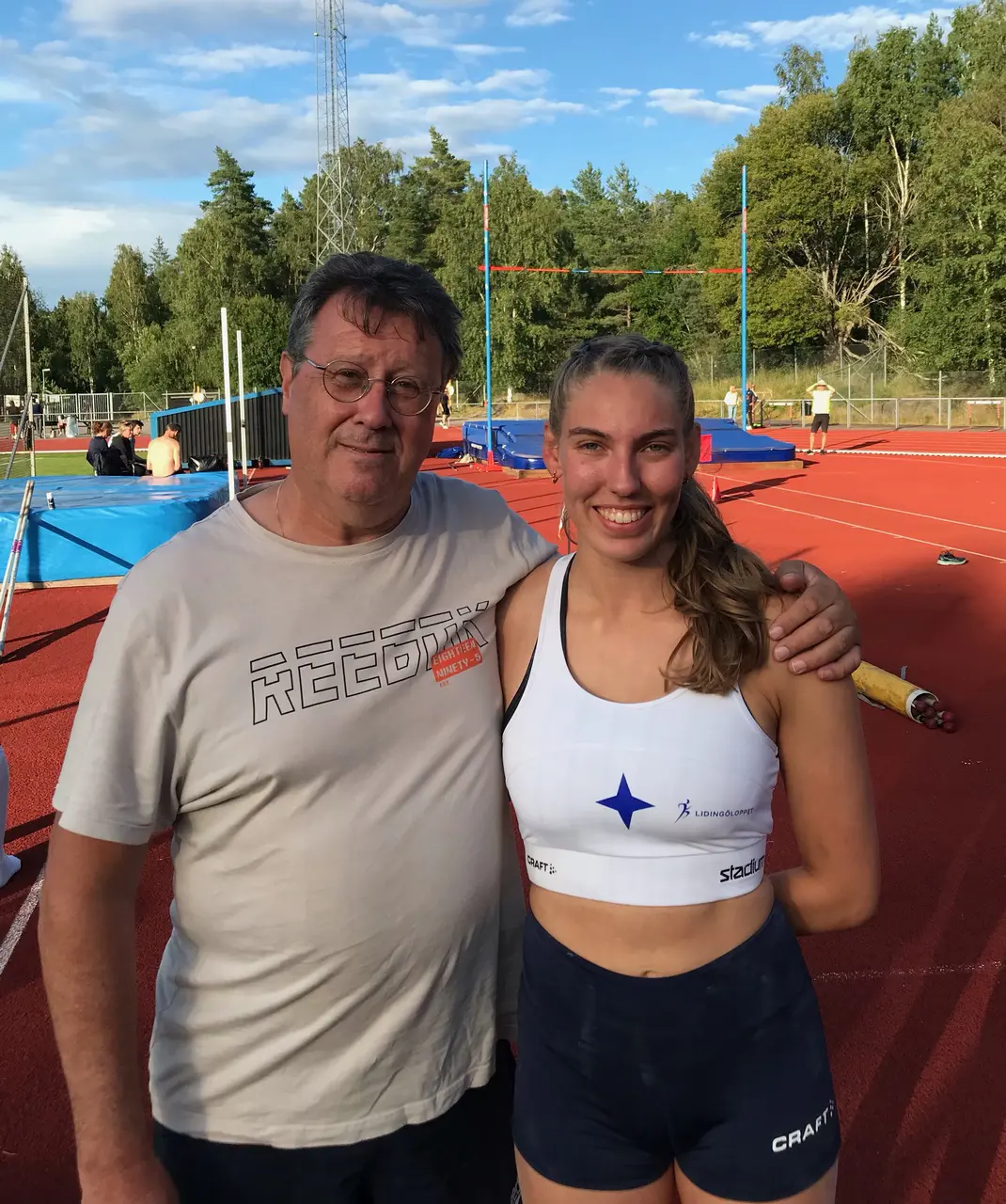 Coachen och 3.93aren. Robert Eliasson var förstås på plats för att kolla in när Johanna Hellman klarade 3.93 och bättrade på sitt eget klubbrekord i stavhopp. Foto: Henrik Isaksson