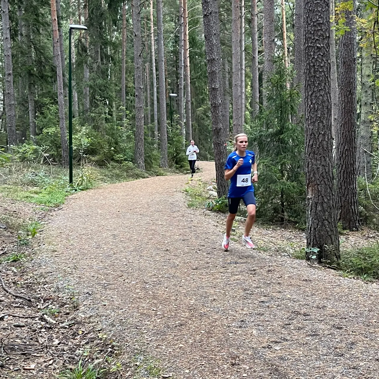 Josefine Jerner stormar fram som mästare i terräng-DMs F19-klass. Foto: Håkan Jerner