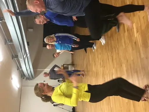 Ebba Lago Lengqvist från Sisu visar kroppsfunktionella övningar och Jennie Linéll guidade oss i hur vår ledarstil motiverar vår ungdomar att fortsätta idrotta.