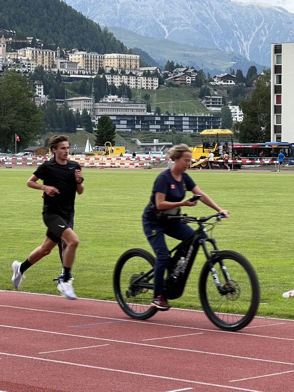 Coach Malin hjälper Simon med farthållingen under höghöjdslägret i St Moritz