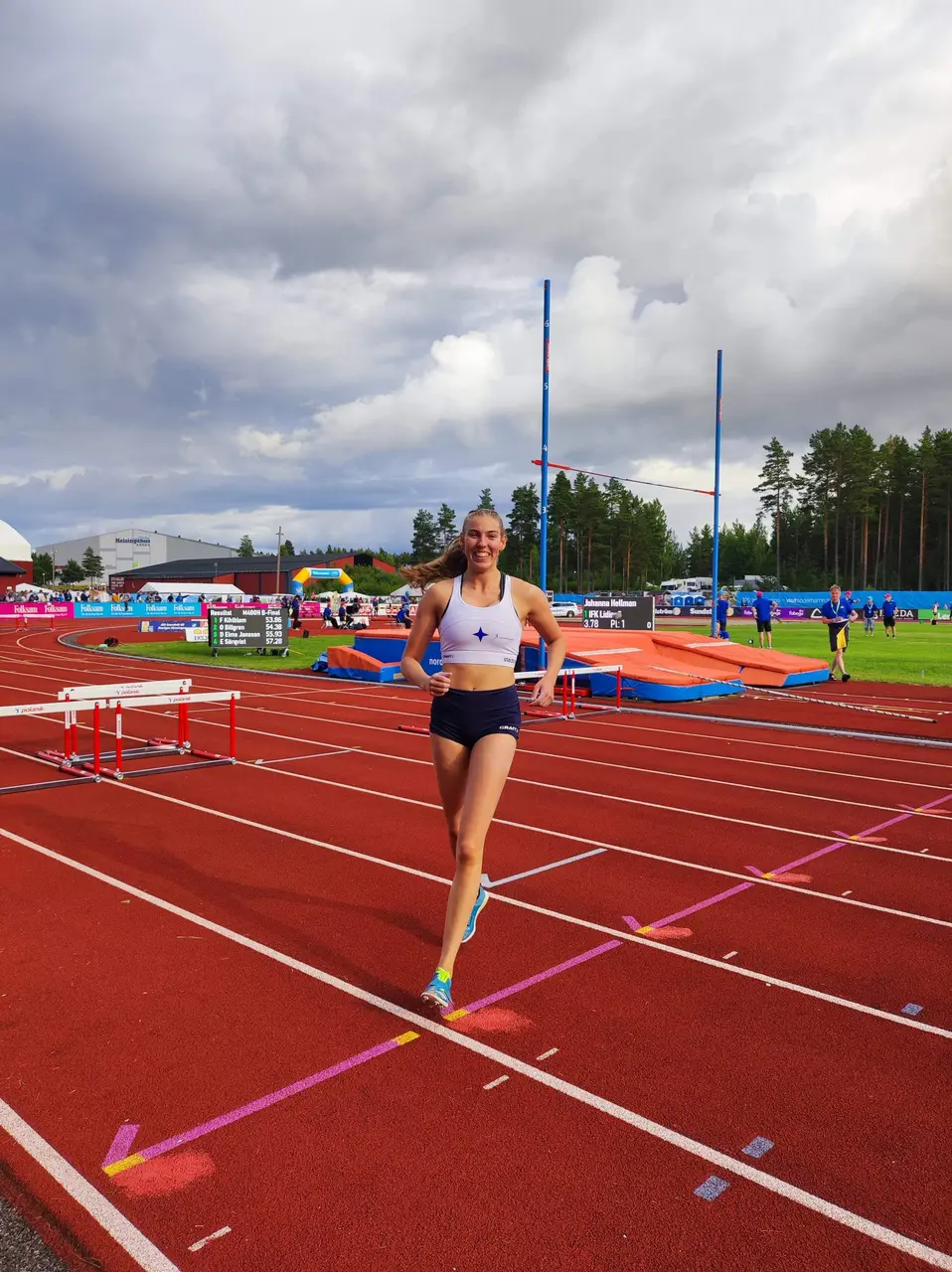 På väg från den nya klubbrekordet i stavhopp. Foto Elena Mitchell
