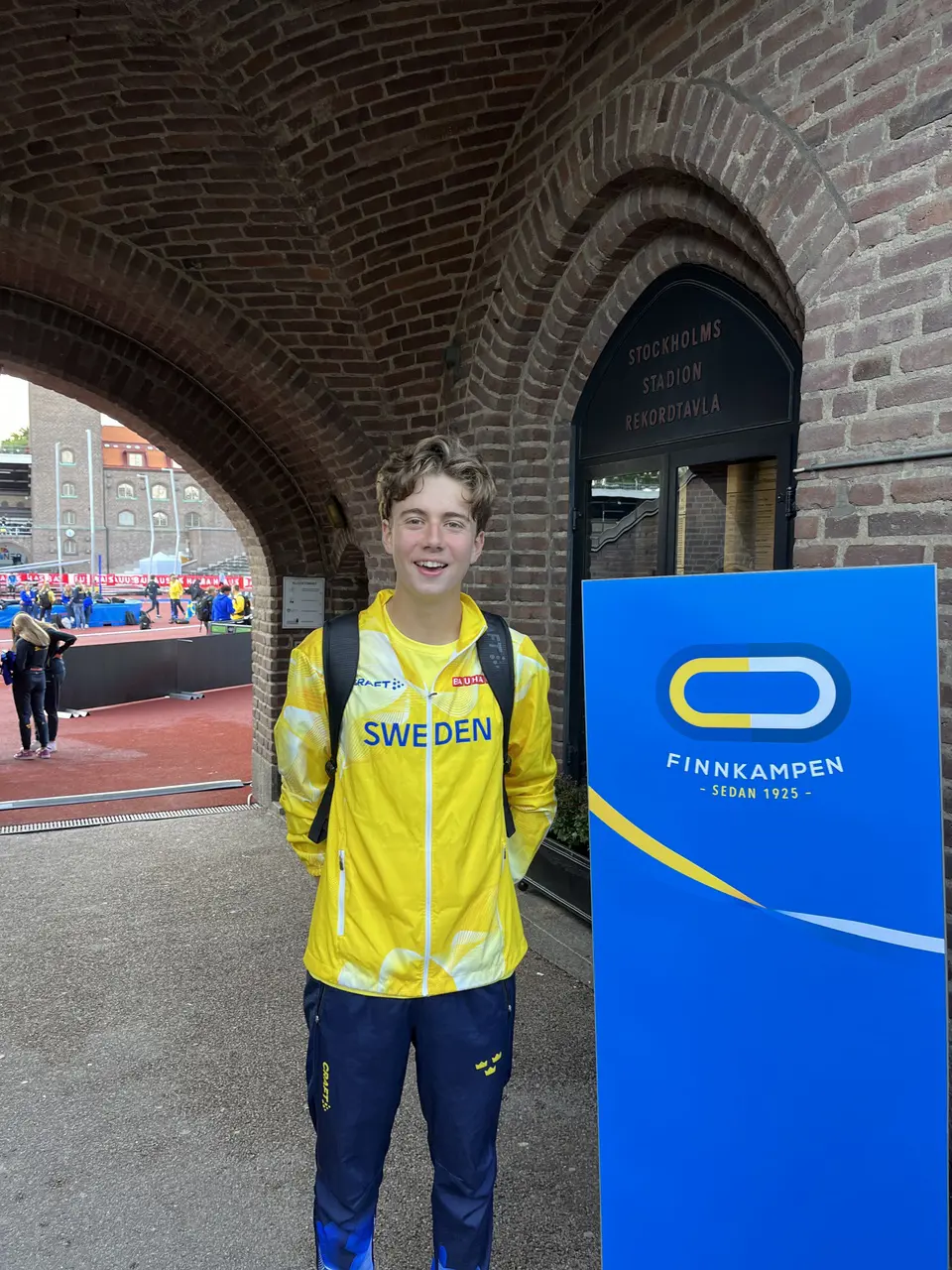 Kalles näst närmaste 400m-oval är under lördag och söndag skådeplats för fyra landskamper. Kalle springer i en av dem. Foto: Janne Åkerblom