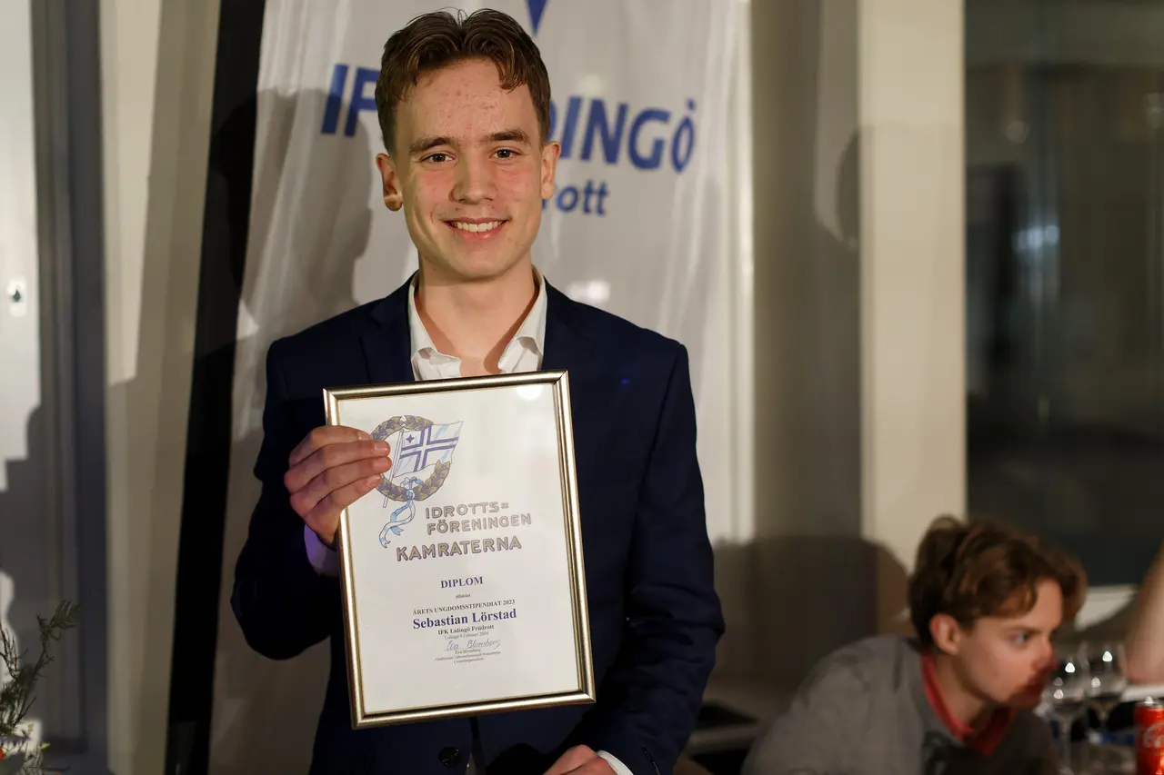Klart att Sebastian Lörstad ser glad ut. Nu har han även blivit mottagare av IFK Centralorganisations ungdomsstipendium. IFK-galan-foto: Christer Klinth