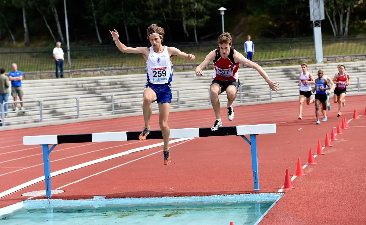 Simon Sundström visade att han är Sveriges just nu bästa junior på hinder då han vann M22 2000mh. Foto DECA Text & Bild