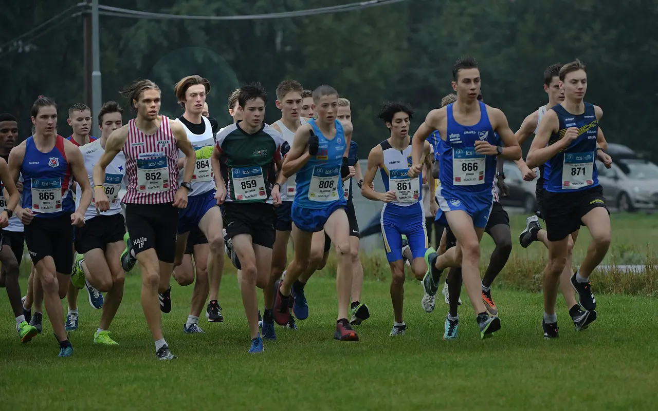 Julius Mördrup vann en upploppsstrid mot klubbkamraten Jacob Klinth och blev därmed bästa manliga hemmalöpare i årets juniorklasser i LIdingöloppet. Foto: DECA Text & Bild