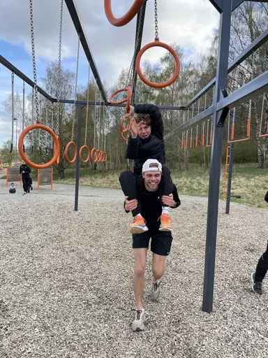 Sebbe utför tester med testledare Rogestedt och Kalle kör hinderbana Bilder: Daniel Nilsson
